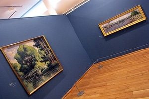 Tableaux de paysages dans une galerie d'art moderne