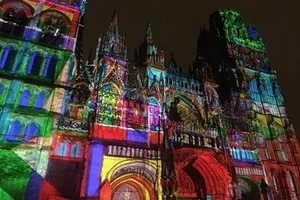 Cathédrale illuminée en multicolore la nuit