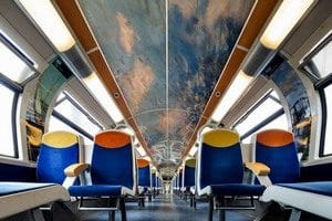 Intérieur d'un train avec plafond peint et sièges colorés