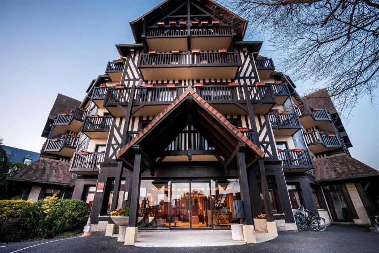Hôtel moderne style chalet avec vélos garés devant