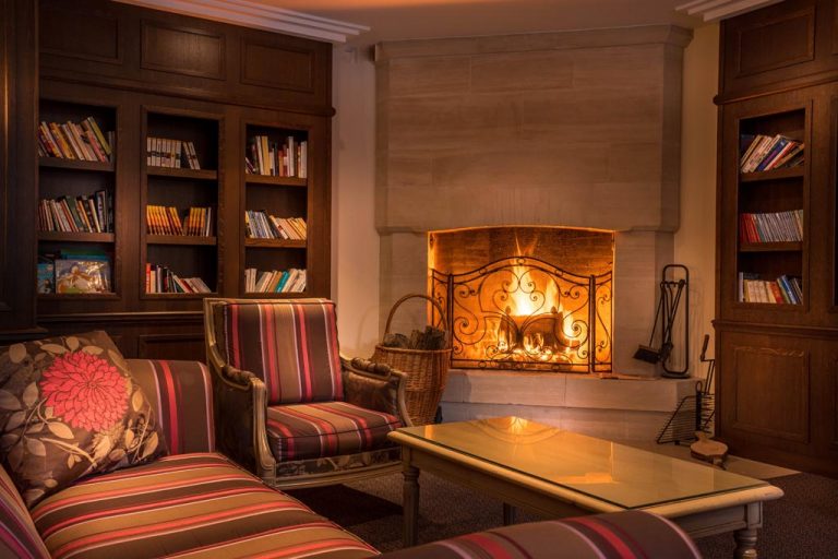 Salon cosy avec cheminée et bibliothèque éclairée