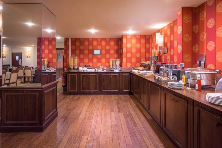 Buffet d'hôtel élégant avec décor rouge et doré