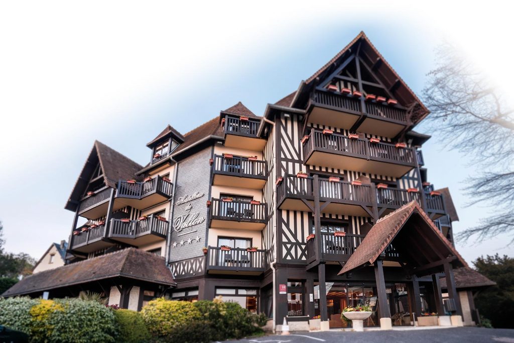 Façade d'un hôtel traditionnel à colombages