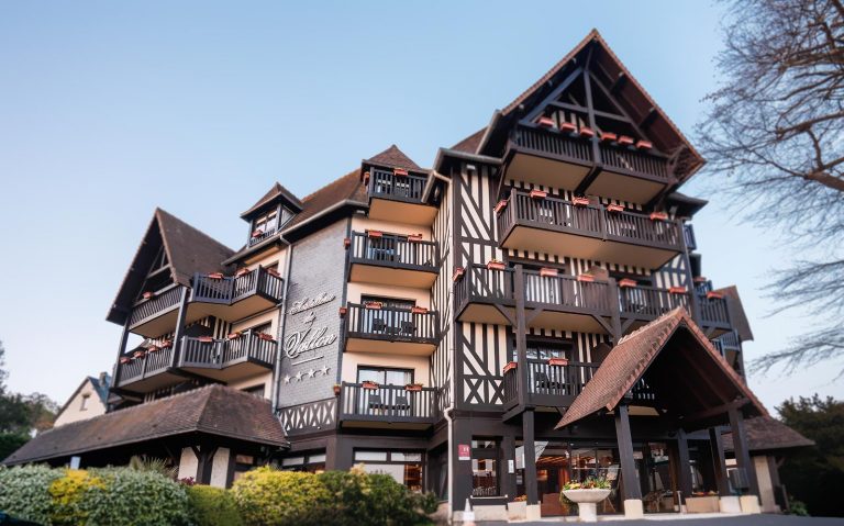 Hôtel de charme avec façade à colombages en France