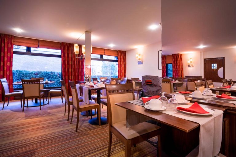 Sfeervol ingericht restaurant met gedekte tafels