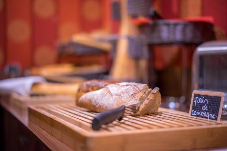 Brood op snijplank met mes in bakkerij
