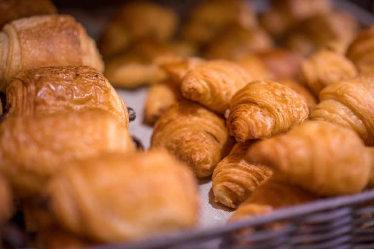 Verschillende verse croissants in een mand