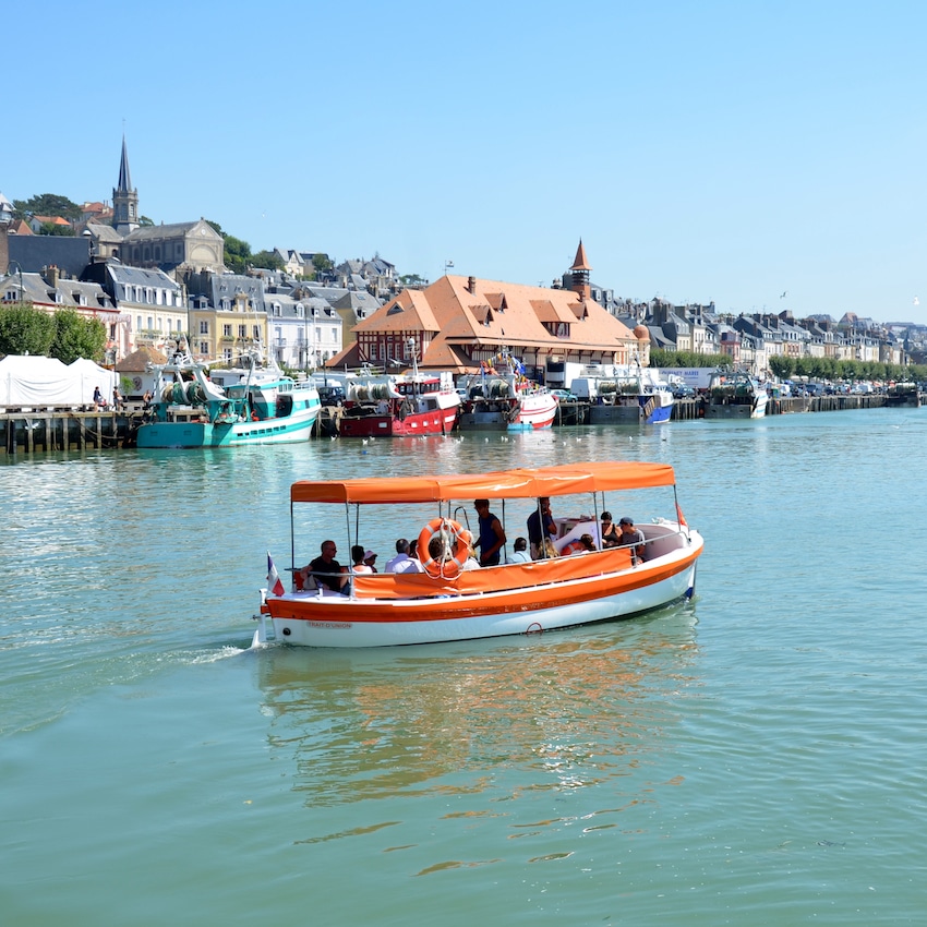 Bateau de touristes dans un port animé, France