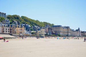 Plage animée et architecture traditionnelle européenne en été