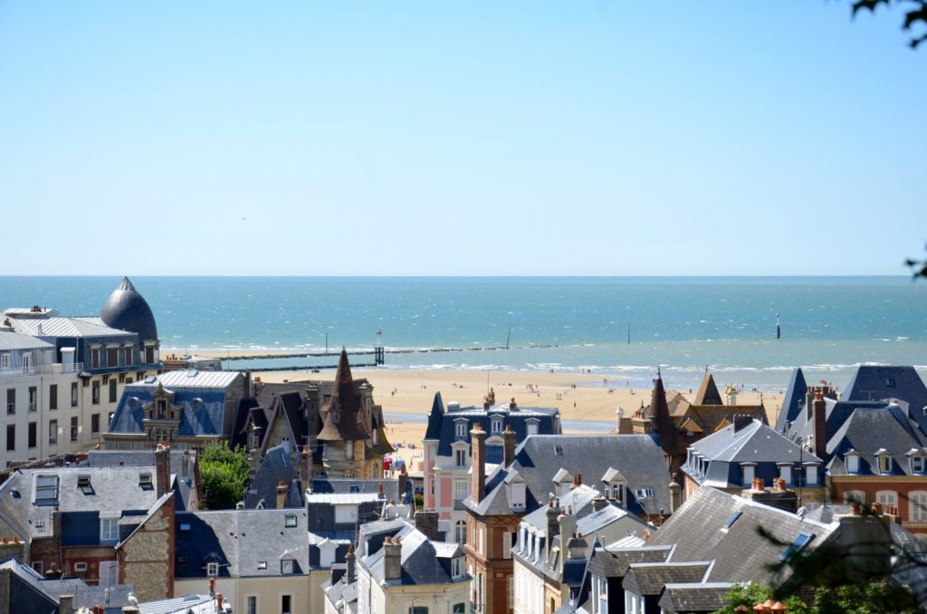Vue panoramique de plage et maisons avec toits traditionnels