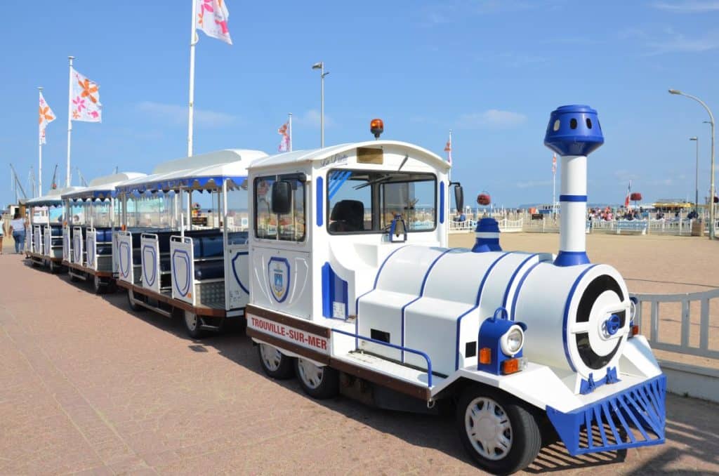 Petit train touristique à Trouville-sur-Mer, France