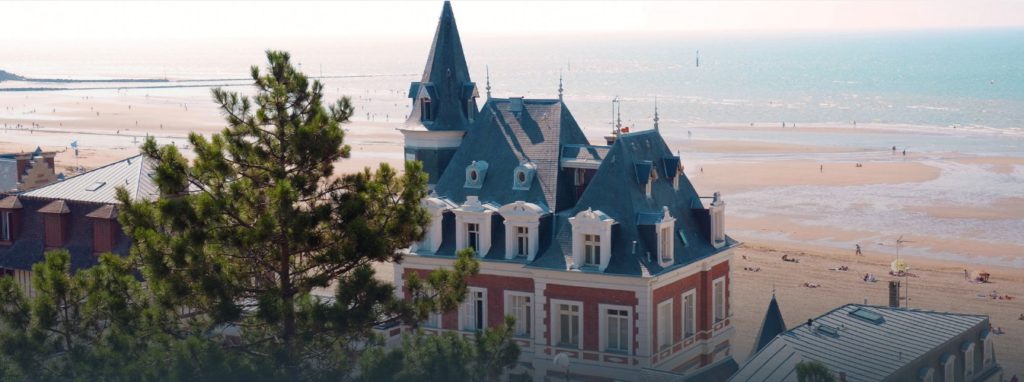 Villa majestueuse sur plage animée