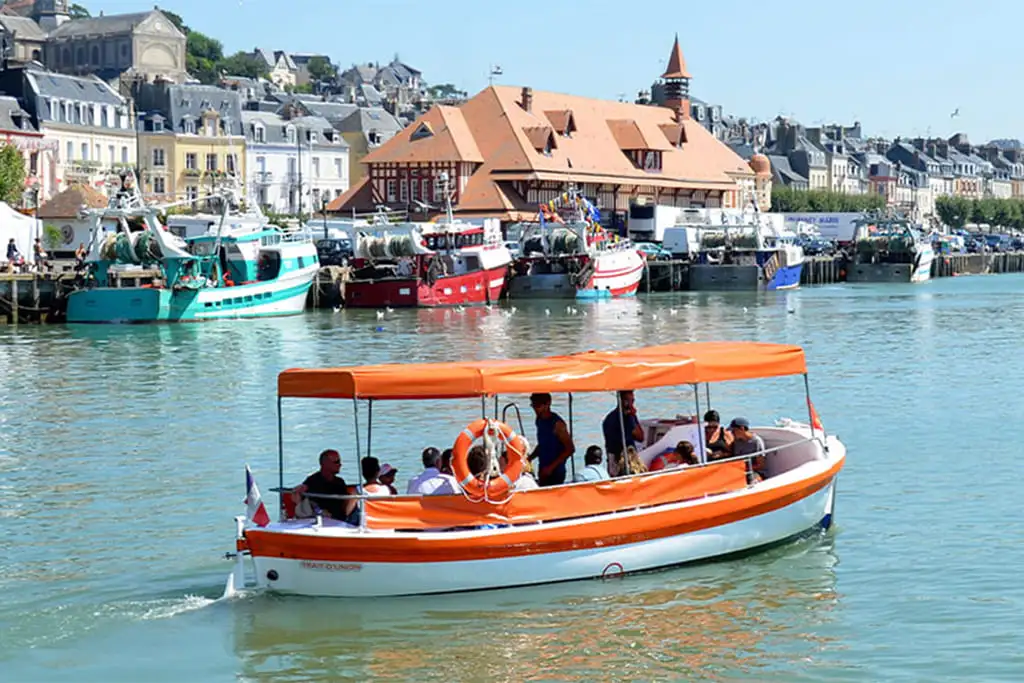 Bateau de promenade dans un port pittoresque français