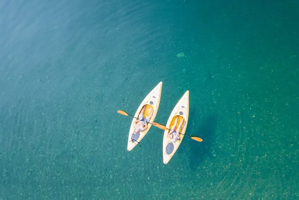 Deux kayaks jaunes naviguent sur l'eau claire