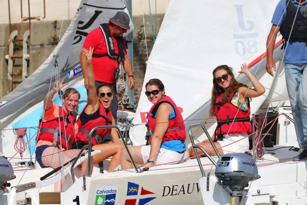 Groupe souriant navigant sur un voilier